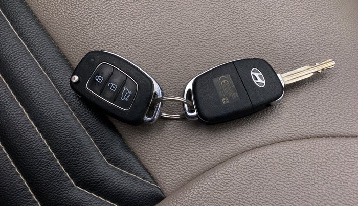 2017 Hyundai Creta E PLUS 1.6 PETROL, Petrol, Manual, 1,00,629 km, Key Close Up