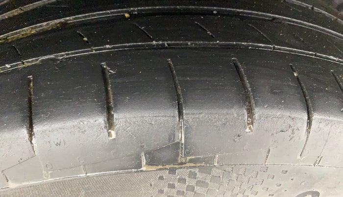 2017 Hyundai Creta E PLUS 1.6 PETROL, Petrol, Manual, 1,00,629 km, Left Rear Tyre Tread