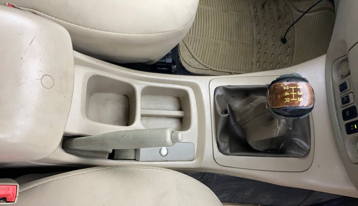 2014 Toyota Innova 2.5 GX 8 STR, Diesel, Manual, 73,319 km, Gear Lever