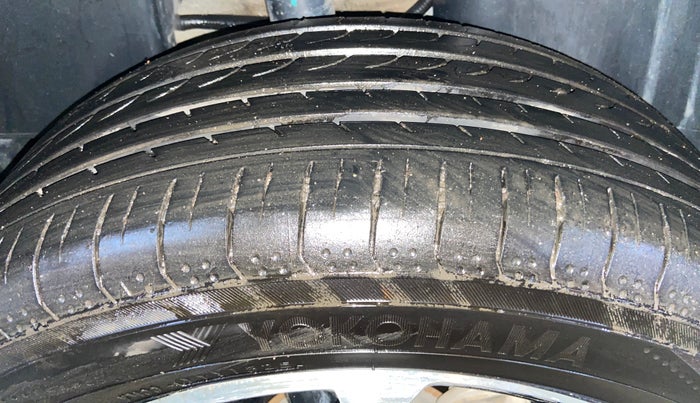 2021 Jeep Compass LIMITED (O) 2.0 DIESEL 4X4 AT, Diesel, Automatic, 1,09,401 km, Right Rear Tyre Tread