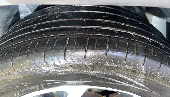 2021 Jeep Compass LIMITED (O) 2.0 DIESEL 4X4 AT, Diesel, Automatic, 1,09,401 km, Right Front Tyre Tread