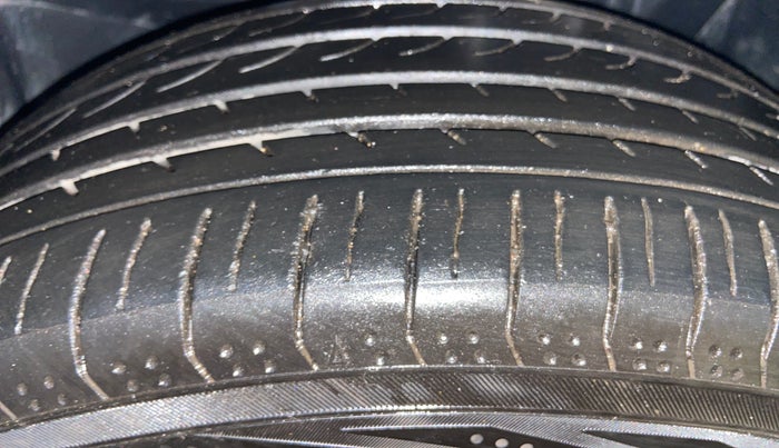 2021 Jeep Compass LIMITED (O) 2.0 DIESEL 4X4 AT, Diesel, Automatic, 1,09,401 km, Left Front Tyre Tread