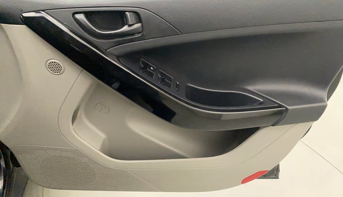 2018 Tata NEXON KRAZ MT PETROL, Petrol, Manual, 33,069 km, Driver Side Door Panels Control