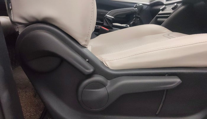 2023 Mahindra XUV700 AX 5 P MT 7 STR, Petrol, Manual, 13,935 km, Driver Side Adjustment Panel