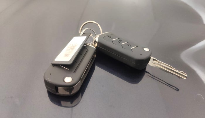 2023 Mahindra XUV700 AX 5 P MT 7 STR, Petrol, Manual, 13,935 km, Key Close Up