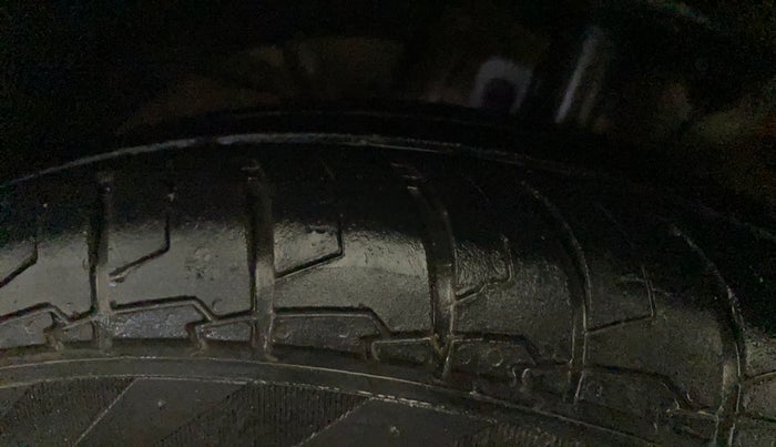 2022 Maruti Swift LXI, CNG, Manual, 92,405 km, Left Front Tyre Tread