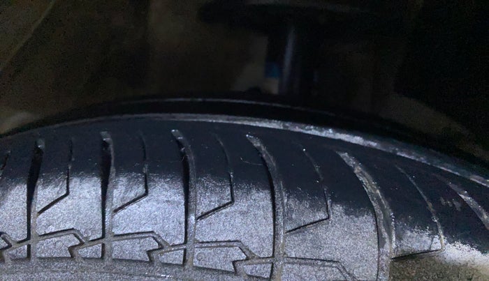 2022 Maruti Swift LXI, CNG, Manual, 92,405 km, Right Front Tyre Tread