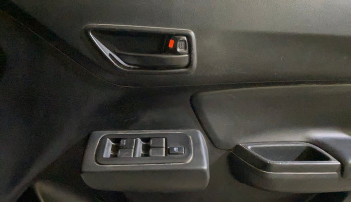 2022 Maruti Swift LXI, CNG, Manual, 92,405 km, Driver Side Door Panels Control
