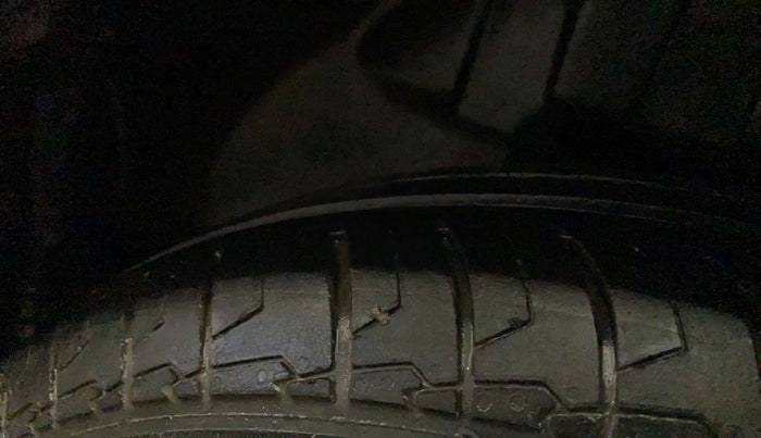 2022 Maruti Swift LXI, CNG, Manual, 92,405 km, Left Rear Tyre Tread