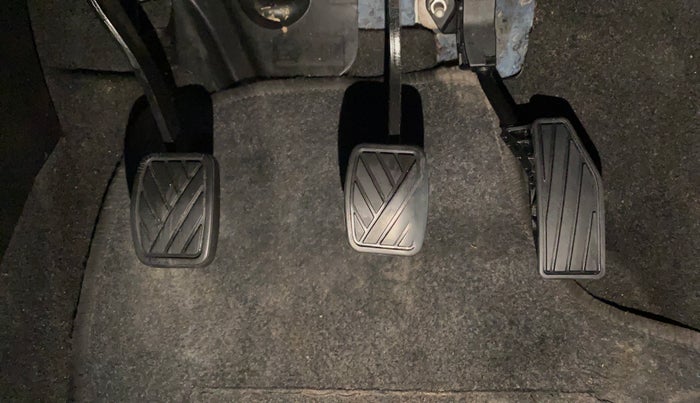 2022 Maruti Swift LXI, CNG, Manual, 92,405 km, Pedals