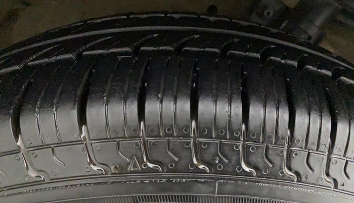 2017 Maruti Swift VXI, CNG, Manual, 57,454 km, Right Rear Tyre Tread