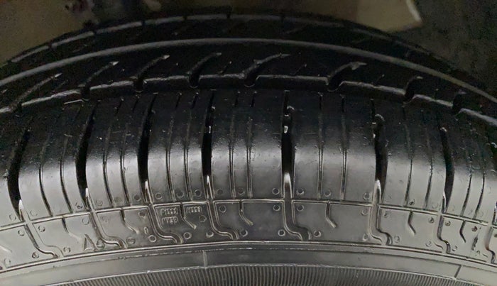 2017 Maruti Swift VXI, CNG, Manual, 57,454 km, Left Front Tyre Tread