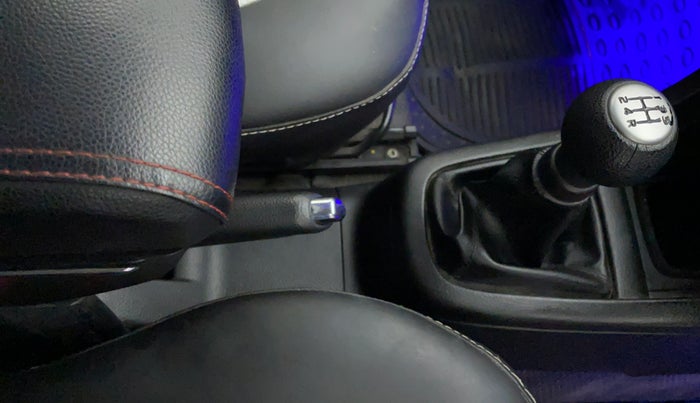 2017 Maruti Swift VXI, CNG, Manual, 57,454 km, Gear Lever