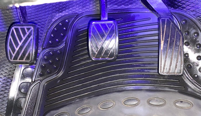 2017 Maruti Swift VXI, CNG, Manual, 57,454 km, Pedals