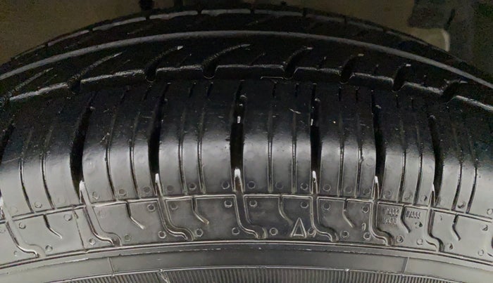 2017 Maruti Swift VXI, CNG, Manual, 57,454 km, Right Front Tyre Tread