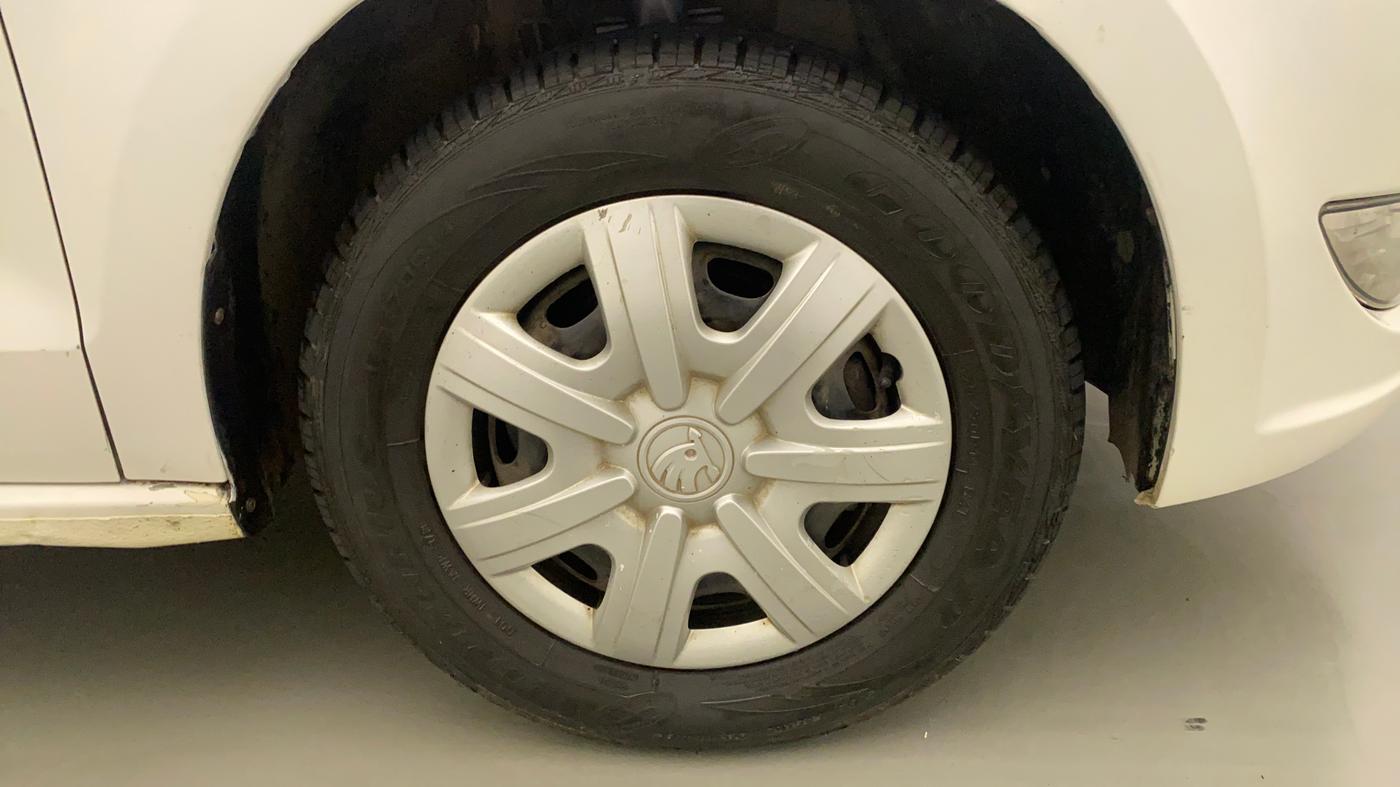 2013 Skoda Rapid AMBITION 1.6 MPI MT PLUS, Petrol, Manual, 82,602 km, Right Front Wheel