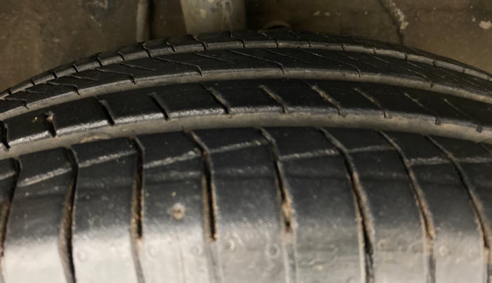 2013 Maruti Ritz VXI, Petrol, Manual, 66,713 km, Right Front Tyre Tread