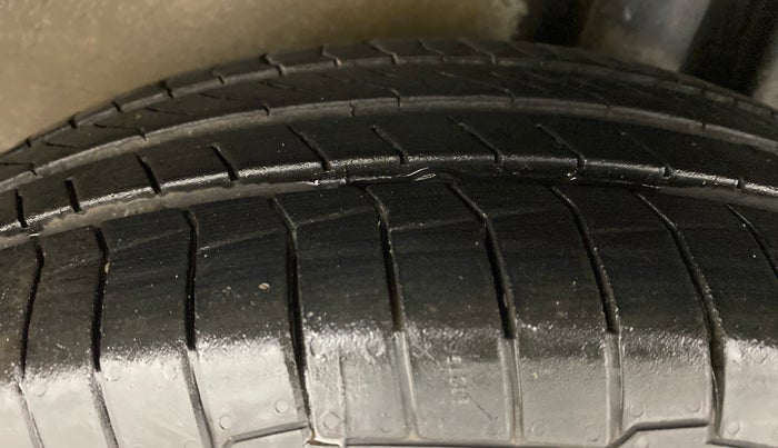2013 Maruti Ritz VXI, Petrol, Manual, 66,713 km, Left Rear Tyre Tread