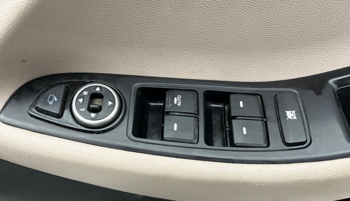 2015 Hyundai Elite i20 SPORTZ 1.2 (O), CNG, Manual, 72,732 km, Driver Side Door Panels Control