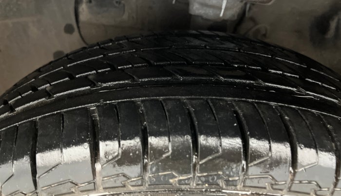 2015 Hyundai Elite i20 SPORTZ 1.2 (O), CNG, Manual, 72,732 km, Left Front Tyre Tread