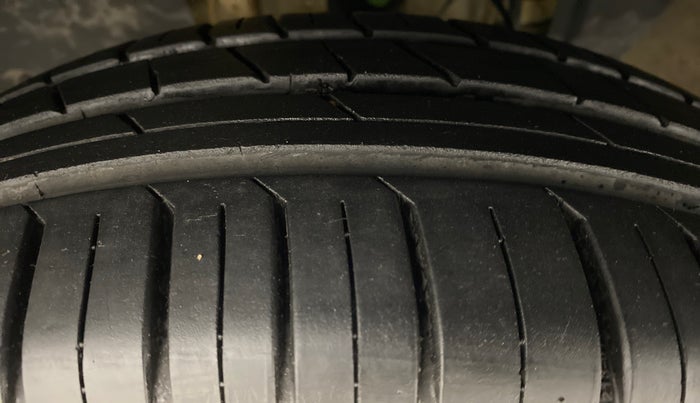 2020 Renault TRIBER RXZ AT, Petrol, Automatic, 5,948 km, Left Front Tyre Tread