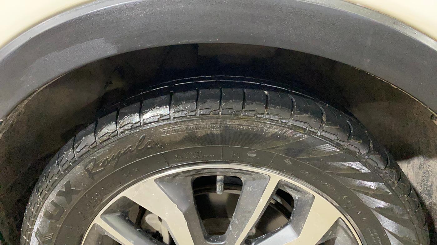 2021 Mahindra XUV300 W8 (O) 1.5 DIESEL AMT, Diesel, Automatic, 60,064 km, Left Front Tyre Tread