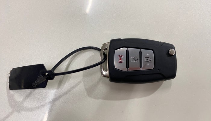 2021 Mahindra XUV300 W8 (O) 1.5 DIESEL AMT, Diesel, Automatic, 60,064 km, Key Close Up