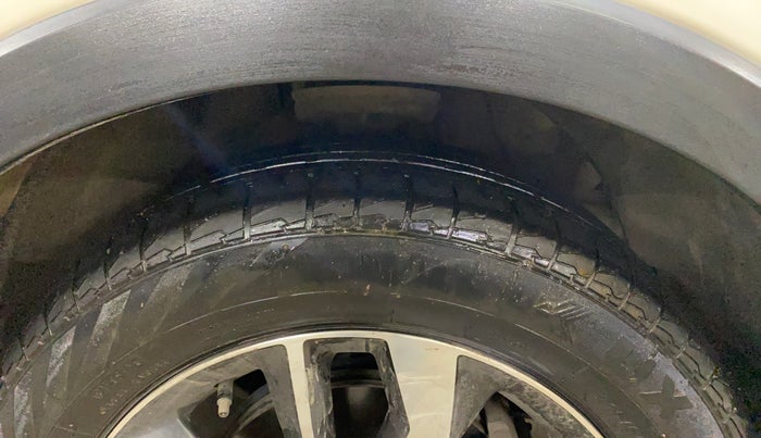 2021 Mahindra XUV300 W8 (O) 1.5 DIESEL AMT, Diesel, Automatic, 60,064 km, Right Front Tyre Tread