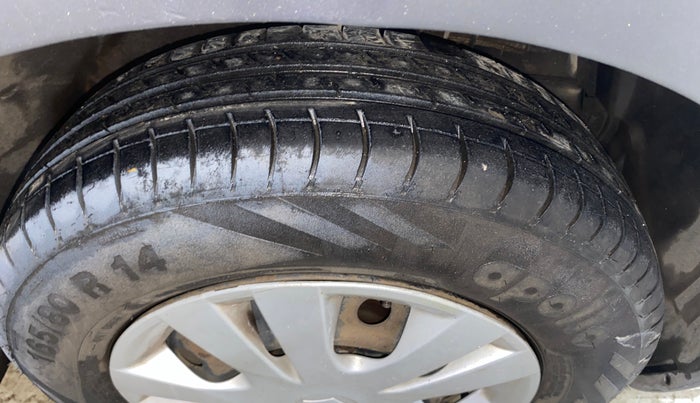 2015 Maruti Swift Dzire VXI, Petrol, Manual, 1,01,457 km, Right Front Tyre Tread