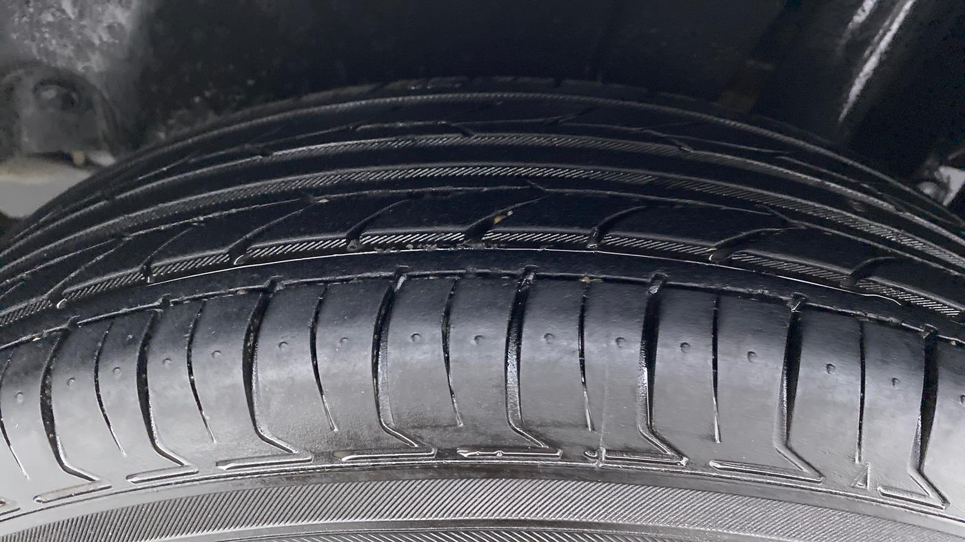 2014 Maruti Swift VXI D, Petrol, Manual, 70,958 km, Left Rear Tyre Tread