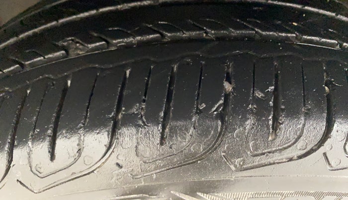 2015 Volkswagen Vento HIGHLINE DIESEL 1.5, Diesel, Manual, 60,180 km, Left Front Tyre Tread