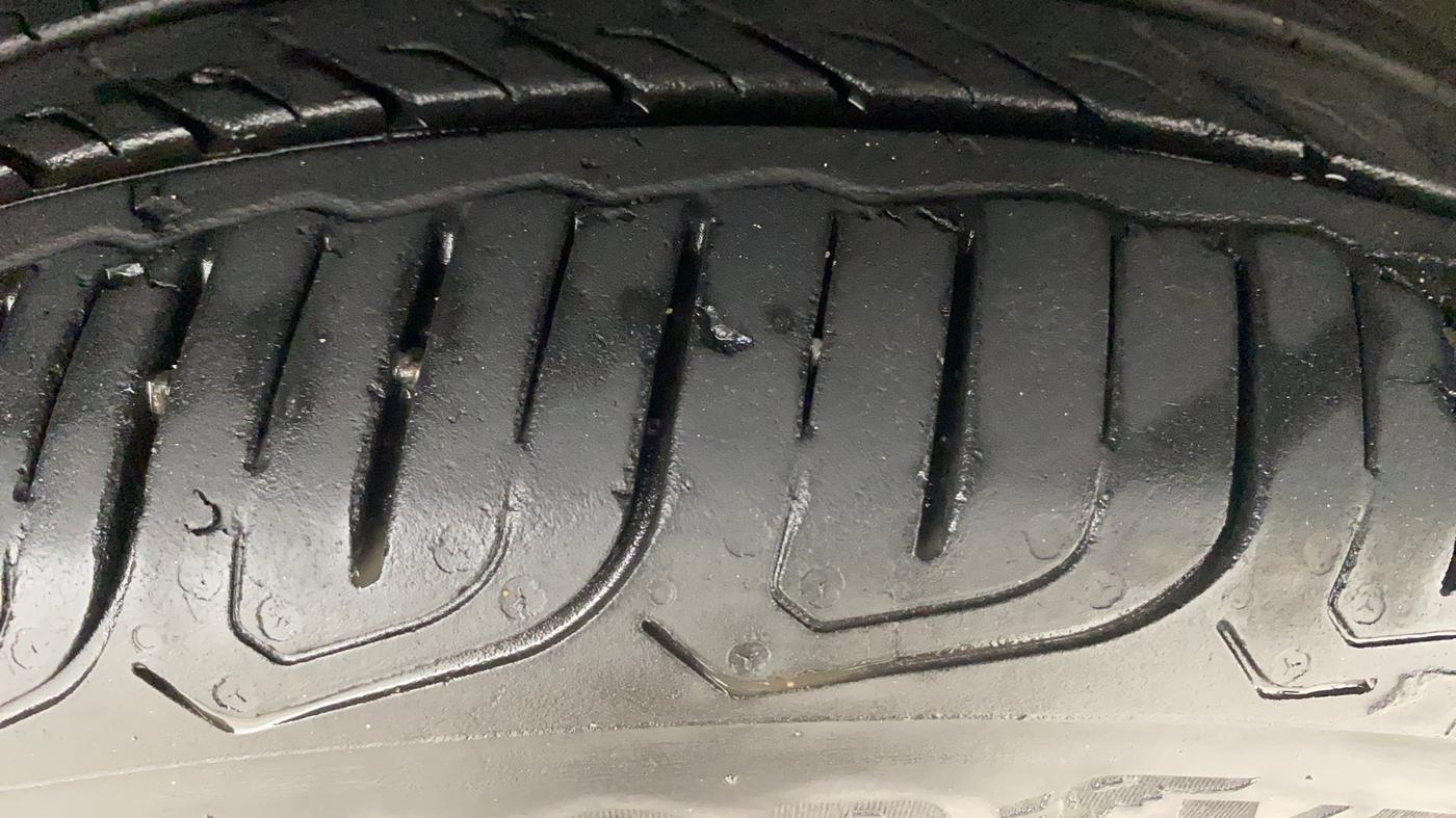 2015 Volkswagen Vento HIGHLINE DIESEL 1.5, Diesel, Manual, 60,240 km, Right Front Tyre Tread
