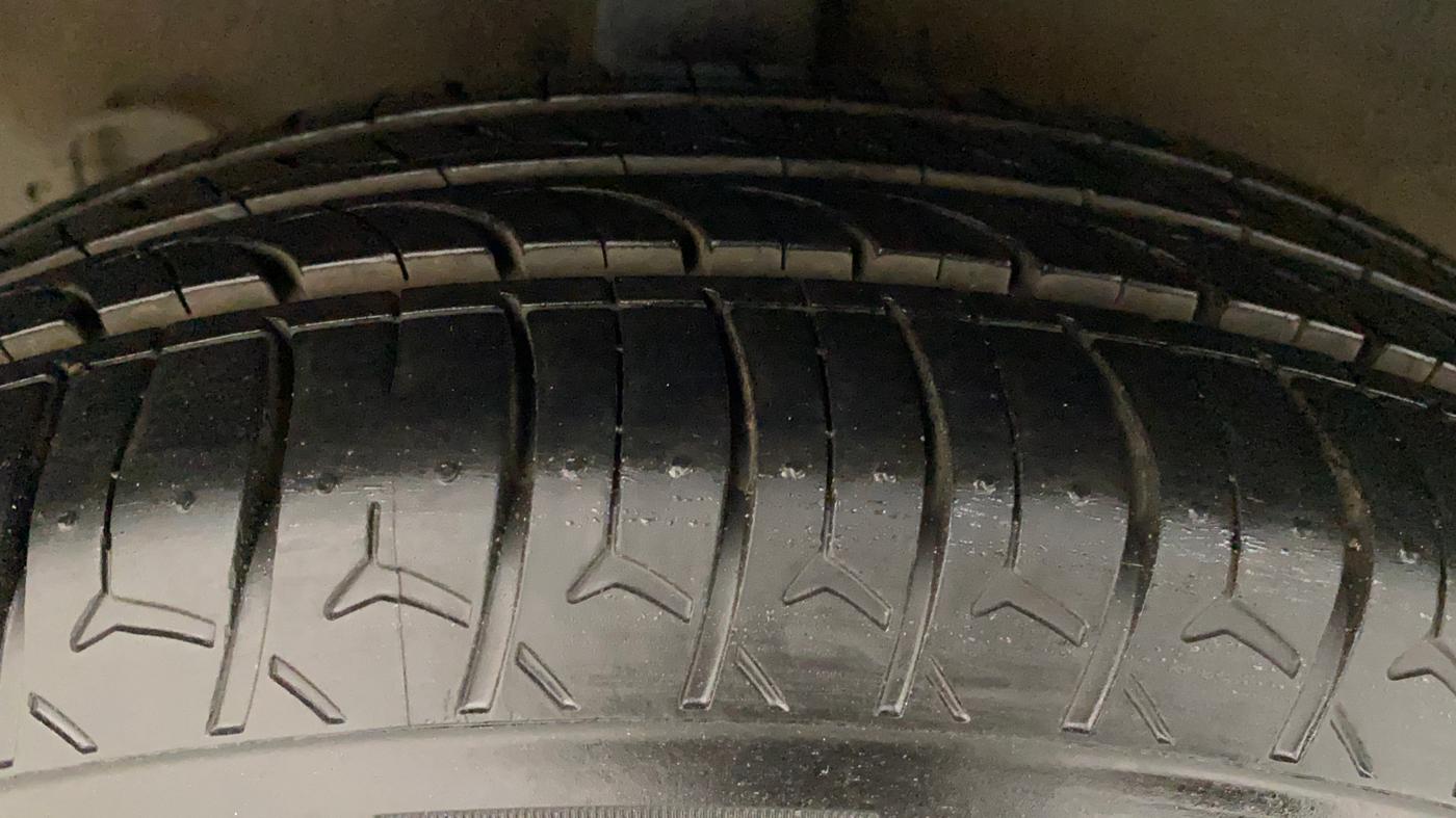 2018 Hyundai Grand i10 SPORTZ (O) 1.2 KAPPA VTVT, Petrol, Manual, 1,03,142 km, Right Rear Tyre Tread