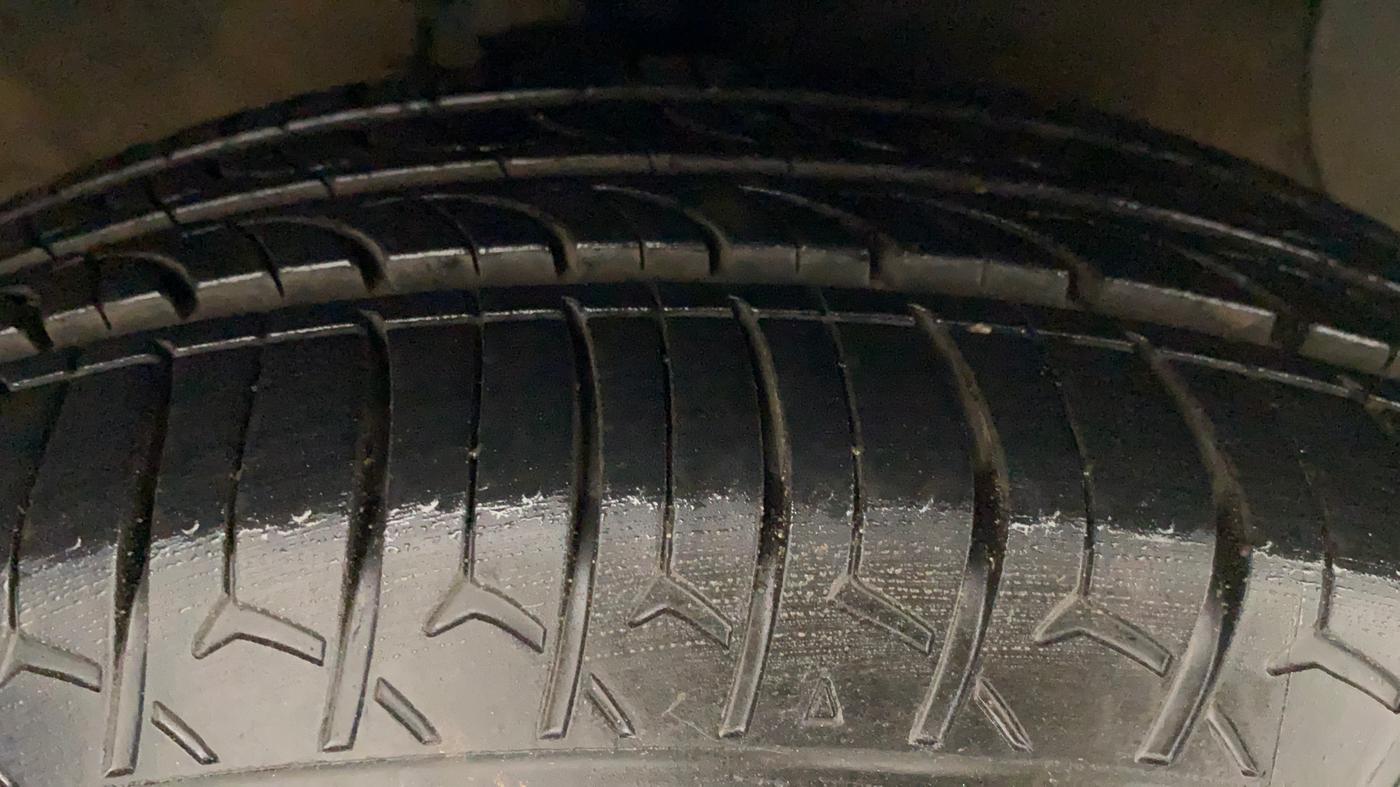2018 Hyundai Grand i10 SPORTZ (O) 1.2 KAPPA VTVT, Petrol, Manual, 1,03,142 km, Right Front Tyre Tread