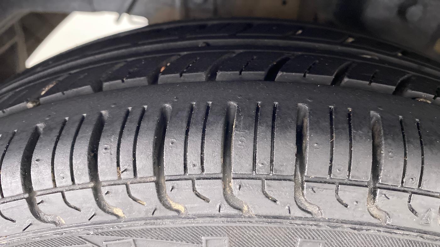 2015 Hyundai Eon ERA PLUS, Petrol, Manual, 33,012 km, Right Rear Tyre Tread