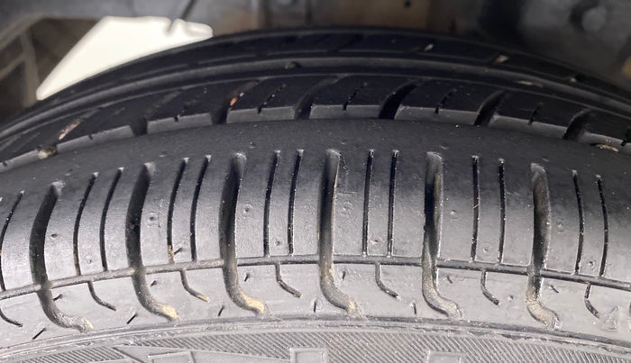 2015 Hyundai Eon ERA PLUS, Petrol, Manual, 33,012 km, Right Rear Tyre Tread