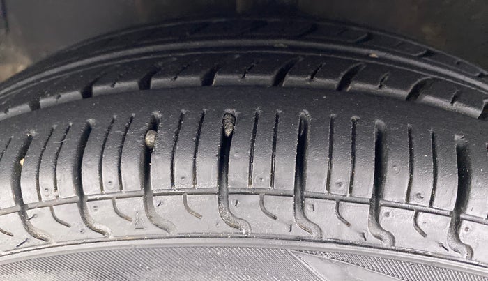 2015 Hyundai Eon ERA PLUS, Petrol, Manual, 33,012 km, Left Front Tyre Tread