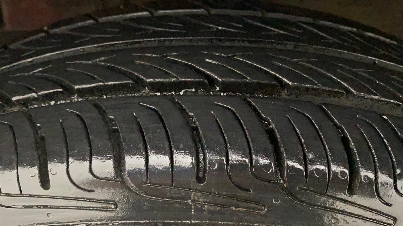 2015 Maruti Swift Dzire VXI, Petrol, Manual, 75,273 km, Left Front Tyre Tread