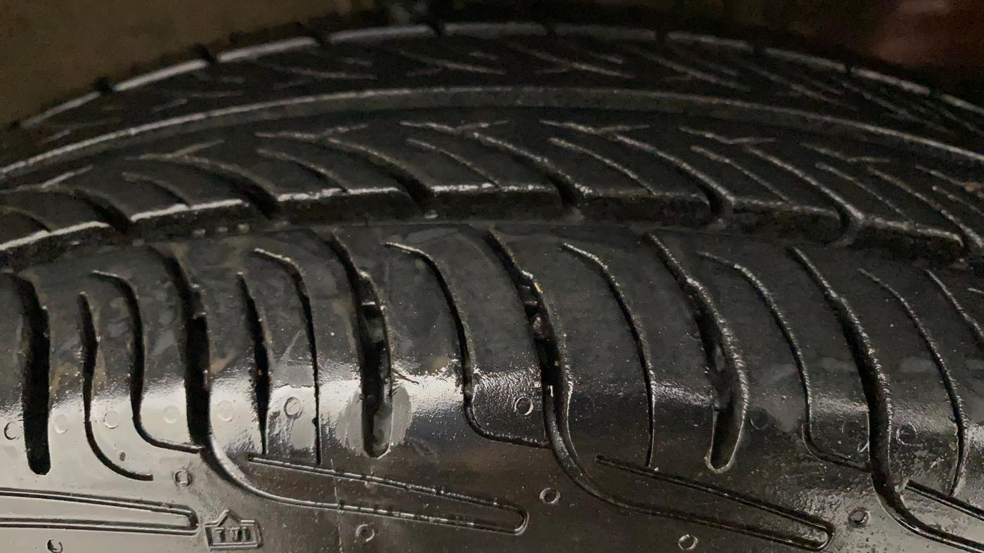 2015 Maruti Swift Dzire VXI, Petrol, Manual, 75,273 km, Right Front Tyre Tread