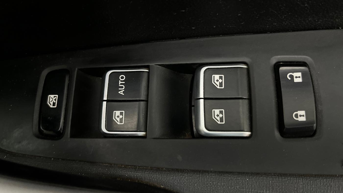 2020 MG HECTOR SUPER 1.5 PETROL, Petrol, Manual, 1,13,387 km, Driver Side Door Panels Control