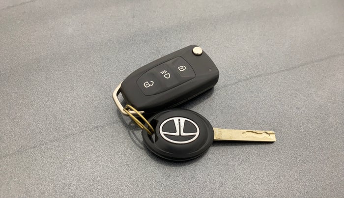 2023 Tata Tiago XT CNG, CNG, Manual, 40,781 km, Key Close Up
