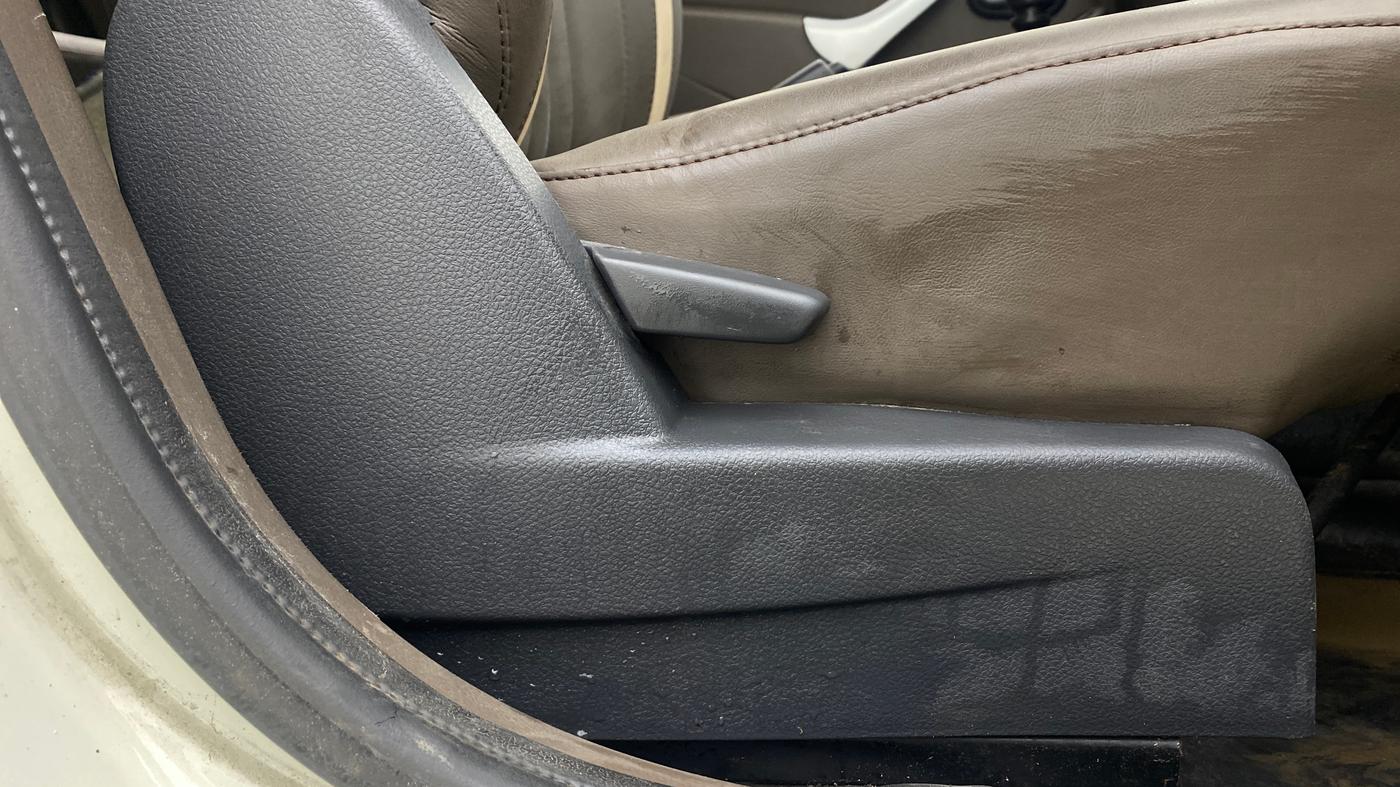 2016 Renault Duster RXE PETROL, Petrol, Manual, 25,165 km, Driver Side Adjustment Panel