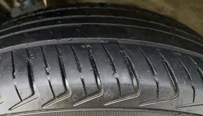 2021 Maruti New Wagon-R LXI CNG 1.0 L, CNG, Manual, 24,534 km, Left Front Tyre Tread