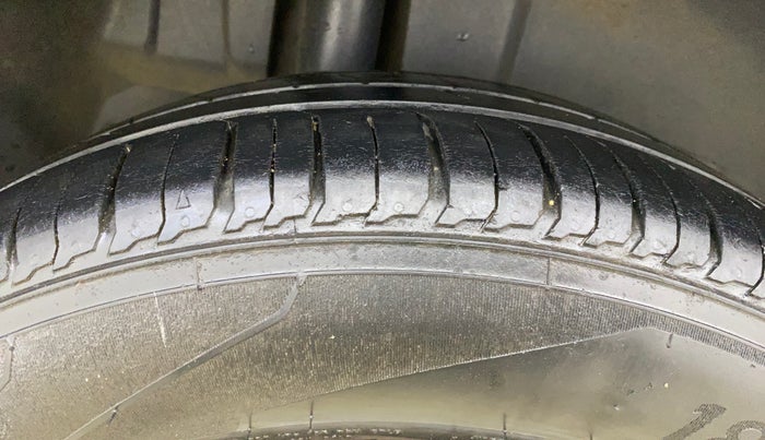 2013 Maruti Ertiga VXI, Petrol, Manual, 33,718 km, Right Rear Tyre Tread