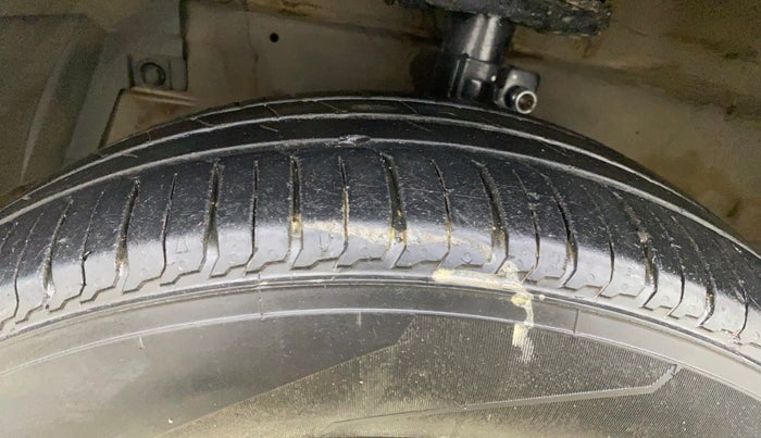 2013 Maruti Ertiga VXI, Petrol, Manual, 33,718 km, Left Front Tyre Tread