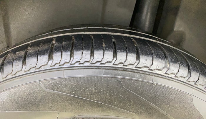 2013 Maruti Ertiga VXI, Petrol, Manual, 33,718 km, Left Rear Tyre Tread
