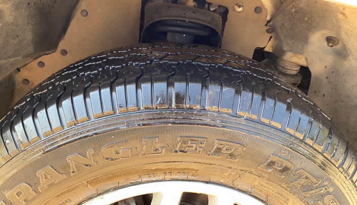 2017 Mahindra TUV300 T8, Diesel, Manual, 96,442 km, Right Front Tyre Tread