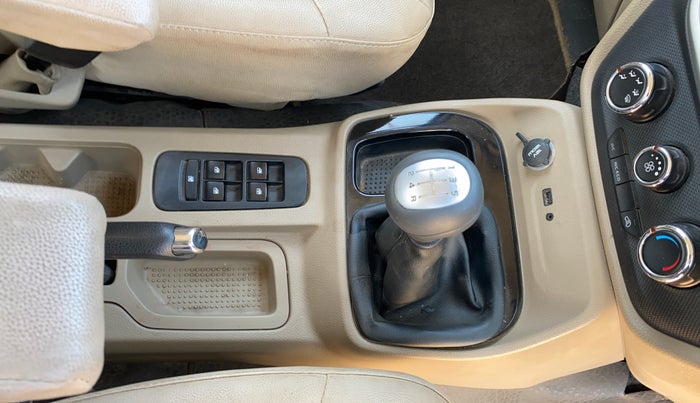 2017 Mahindra TUV300 T8, Diesel, Manual, 96,442 km, Gear Lever