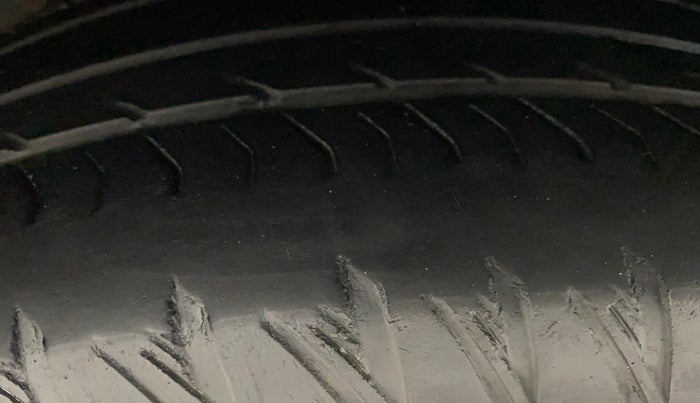 2021 Mahindra XUV500 W11, Diesel, Manual, 65,170 km, Left Front Tyre Tread