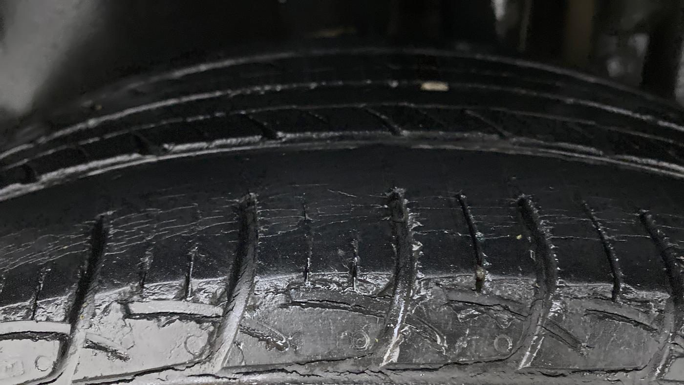 2013 Maruti Swift ZXI D, Petrol, Manual, 48,777 km, Left Rear Tyre Tread